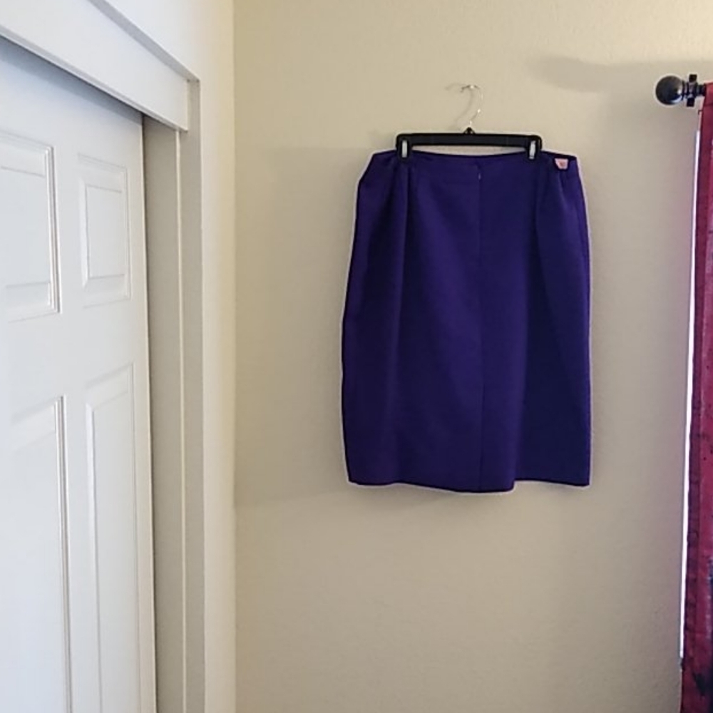 Skirt suit